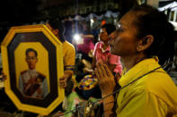 A woman weeps after an announcement that King Bhumibol Adulyadej has died, at the Siriraj hospital in Bangkok, Thailand October 13, 2016. REUTERS/Jorge Silva