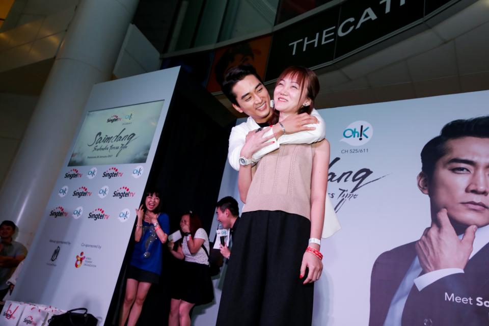 <p>A very lucky fan receives a 10-second back hug from Song Seung-heon. (Photo: Singtel) </p>