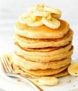 <p> Réaliser des <a href="https://www.elle.fr/Elle-a-Table/Les-dossiers-de-la-redaction/Dossier-de-la-redac/Pancakes-healthy" rel="nofollow noopener" target="_blank" data-ylk="slk:pancakes healthy;elm:context_link;itc:0;sec:content-canvas" class="link "><b>pancakes healthy</b></a> et sans sucre, c’est plus que jouable, il suffit de mixer ensemble des flocons d’avoine, du lait (végétal ou non), de la banane, de la levure, du vinaigre de cidre, de l’extrait de vanille ou de la cannelle, avant de cuire le tout dans une poêle ou une crêpière. Et si dans la recette originale, c’est le sirop d’érable qui est préconisé, ou peut aussi utiliser du sirop d’agave si on veut vraiment ajouter une touche sucrée. Mais si on utilise de la banane bien mûre, cet ingrédient est facile à zapper. Et pour un maximum de fraîcheur, on les sert avec du fromage blanc à 0%, des fraises et des framboises. <br> <br>Découvrir <a href="http://thebigmansworld.com/2017/01/13/fluffy-flourless-banana-smoothie-pancakes-vegan-gluten-free-sugar-free/" rel="nofollow noopener" target="_blank" data-ylk="slk:la recette;elm:context_link;itc:0;sec:content-canvas" class="link "><b>la recette</b></a></p><br>
