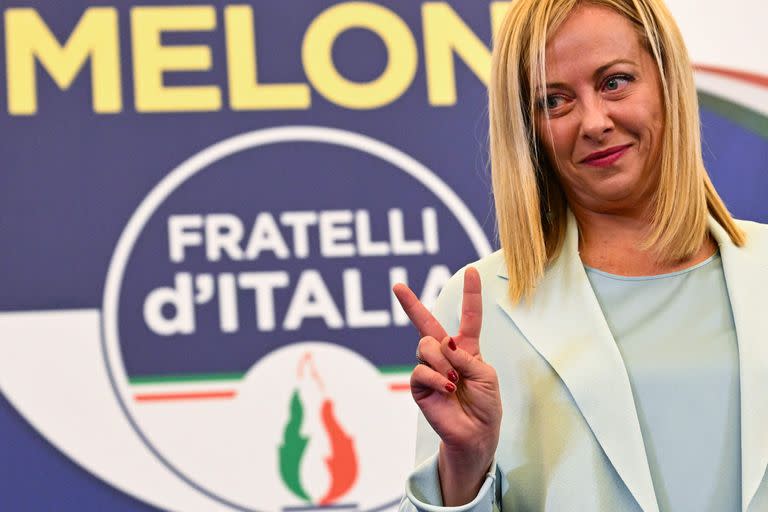 La líder del partido ultraderechista italiano "Fratelli d'Italia" (Hermanos de Italia), Giorgia Meloni, muestra un signo de victoria mientras reconoce al público después de pronunciar un discurso en la sede de campaña de su partido durante la noche del 26 de septiembre de 2022 en Roma, después de que el país votara en las elecciones legislativas