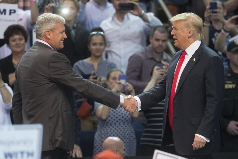 Buffalo Bills head coach Rex Ryan shakes hands with Donald Trump after introducing him during a campaign stop in Buffalo, New York, on April 18, 2016. (Photo: ASSOCIATED PRESS)