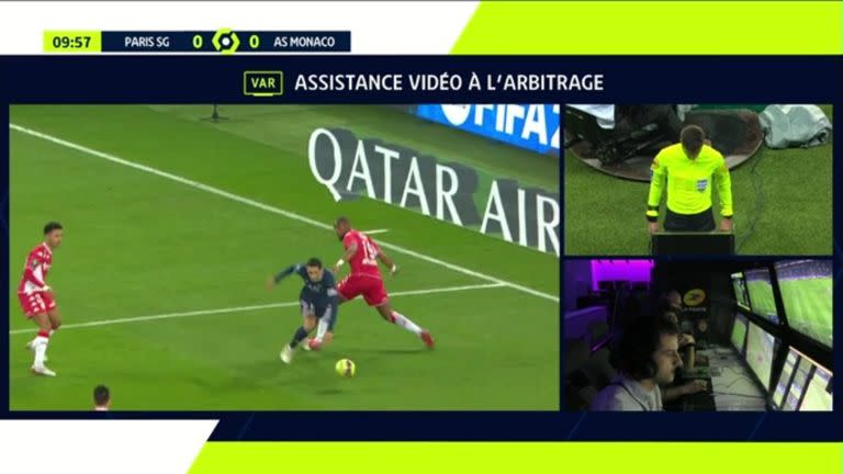 El árbitro del partido debió apoyarse en el VAR para cobrar la falta sobre Di María en la Ligue 1 de Francia