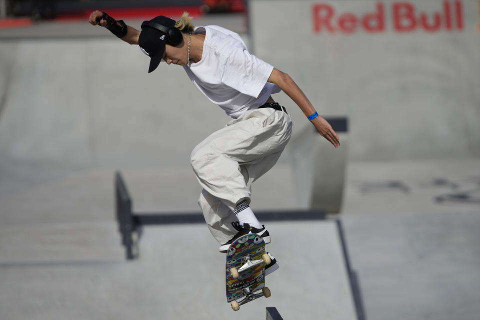 ARCHIVO - El japonés Sora Shirai entrena de cara al último día del campeonato mundial de skateboard en Sharjah, Emiratos Árabes Unidos, el domingo 5 de febrero de 2023 (AP Foto/Kamran Jebreili, archivo)