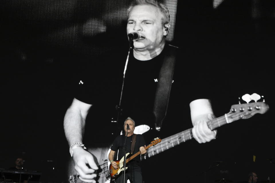 David Summers, de la banda española Hombres G, durante su presentación en el Festival Vive Latino en la Ciudad de México el domingo 17 de marzo de 2024. (Foto AP/Ginnette Riquelme)