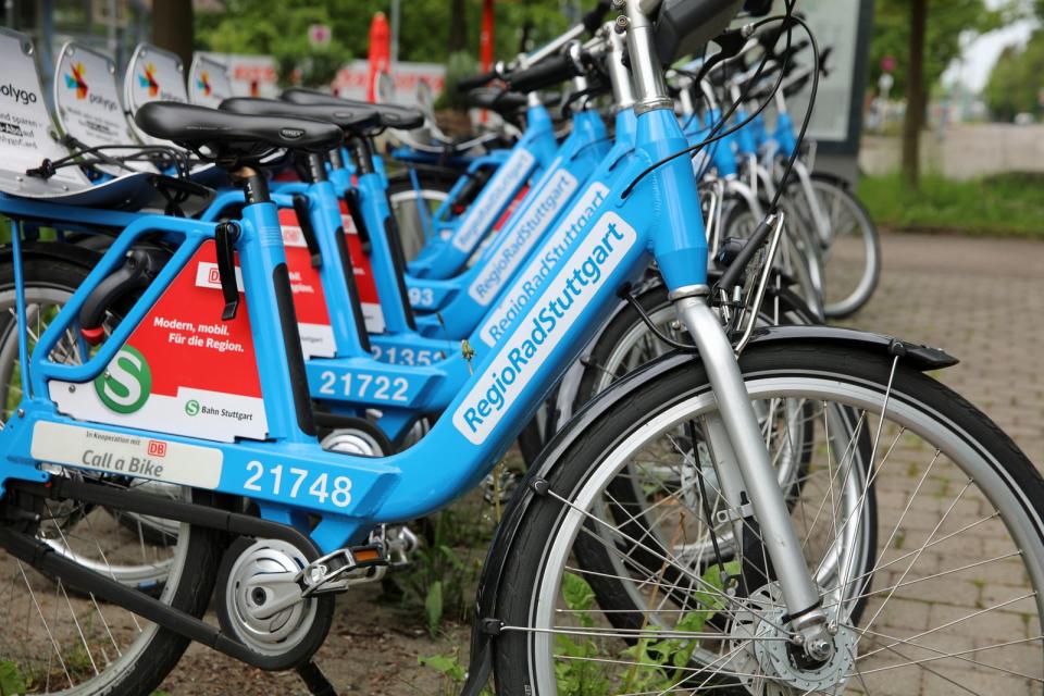 In Stoßzeiten sind die städtischen Verkehrsnetze schon jetzt zu 100 Prozent ausgelastet. Unfälle, lange Staus, entnervte Pendler, schlechte Luftqualität: Es ist die Kehrseite des urbanen Booms, die jeden Morgen und Abend zum Vorschein kommt. Warum also an schönen Tagen nicht mit dem Fahrrad zur Arbeit fahren? Oder alternativ: Morgens mit den öffentlichen Verkehrsmitteln, um nicht verschwitzt im Meeting zu sitzen, und abends geht's mit dem Bike-Sharing heim.