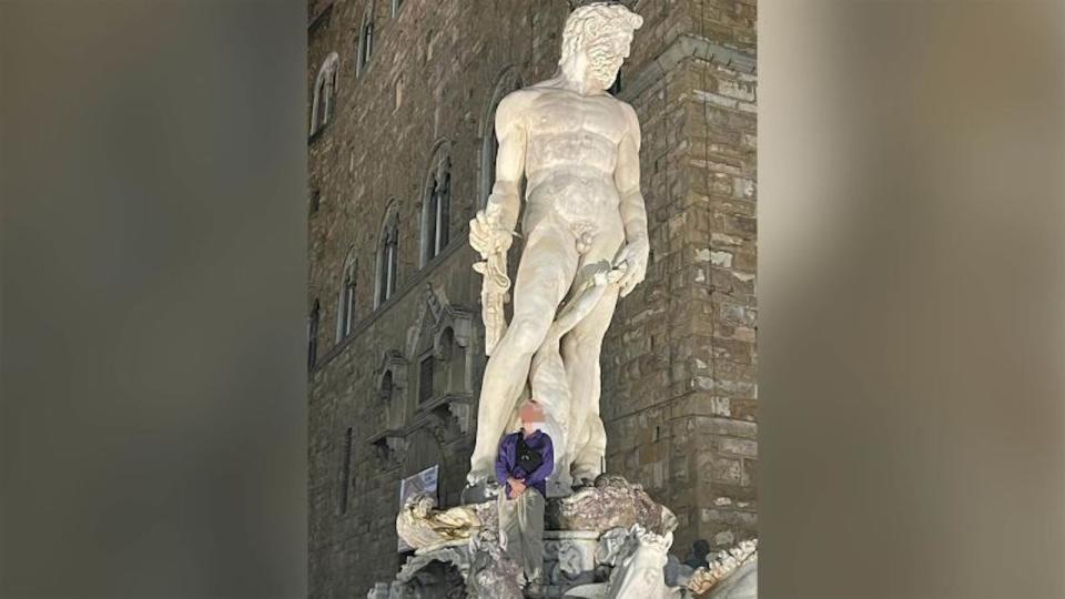 El alcalde de Florencia tuiteó una foto del turista alemán de 22 años, cuyo rostro estaba borroso, posando en la Fuente de Neptuno del siglo XVI en la Piazza della Signoria de Florencia. (Crédito: Alcalde de Florencia, Dario Nardella vía X)