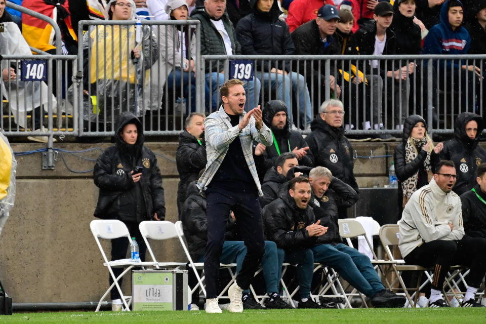 Hier ist Neu-Bundestrainer Julian Nagelsmann ausnahmsweise mal von seinem heißen Stuhl aufgesprungen beim Spiel gegen die USA. (Bild: Eric Canha-USA TODAY Sports)