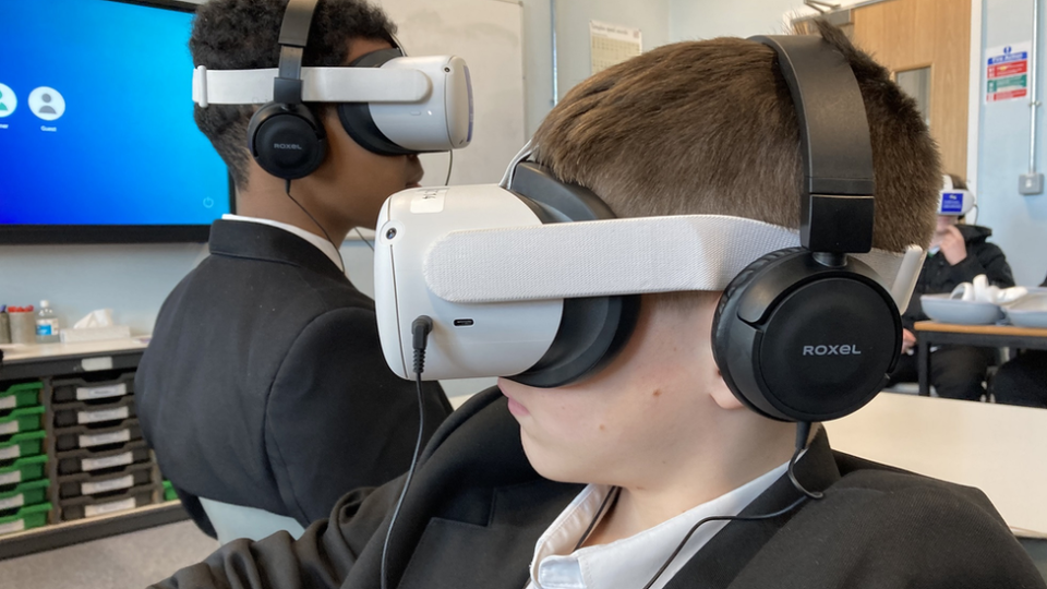 Copii în căști VR