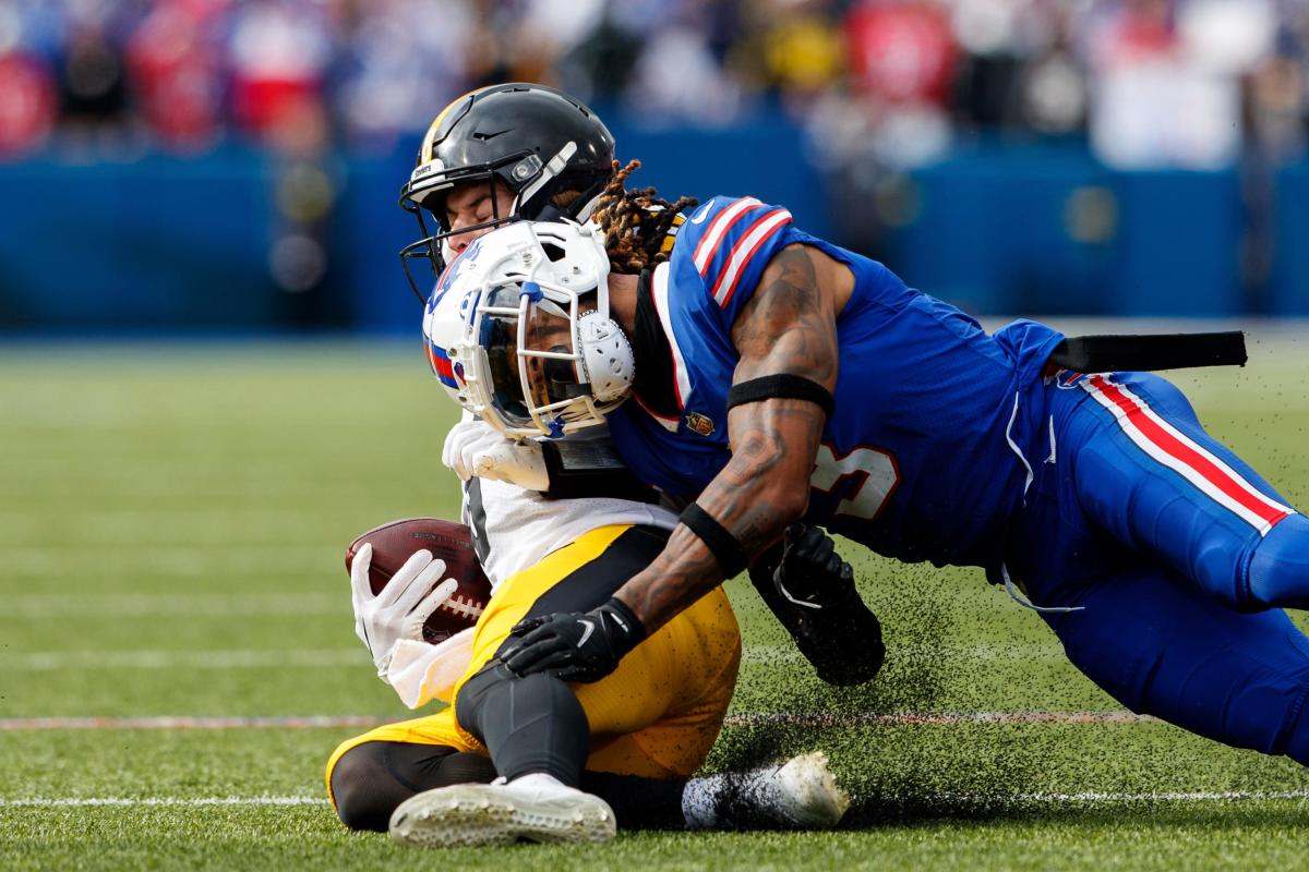 Damar Hamlin, Kenny Pickett exchange jerseys after Bills vs. Steelers