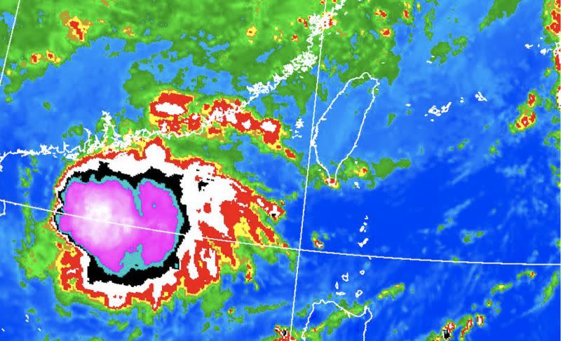 ▲首波梅雨鋒面帶上已有中尺度對流系統發展出來，所幸位於海面上，沒有直接對台灣造成影響。（圖／翻攝中央氣象局官網）