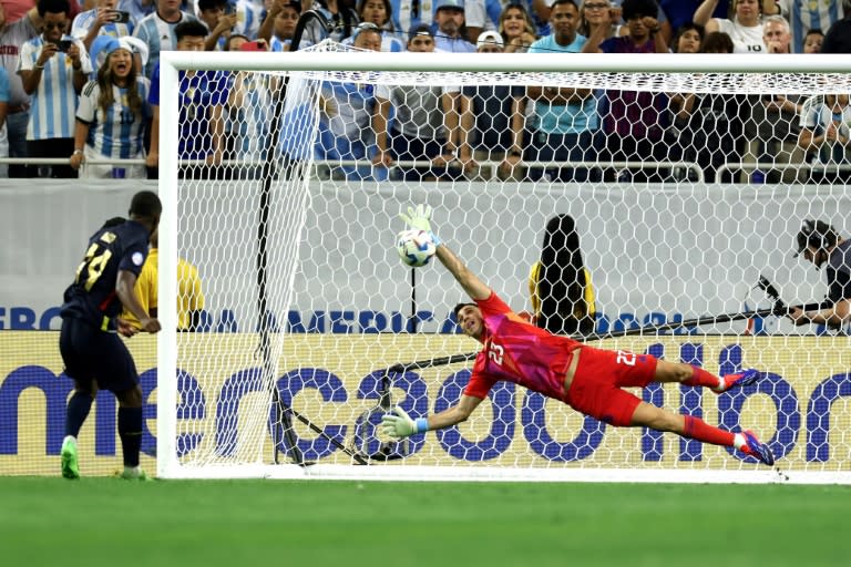 Emiliano Martínez, de Argentina, ataja el cobro de Alan Minda, de Ecuador, en los cuartos de final de la Copa América el 4 de julio de 2024 en Houston (CHARLY TRIBALLEAU)