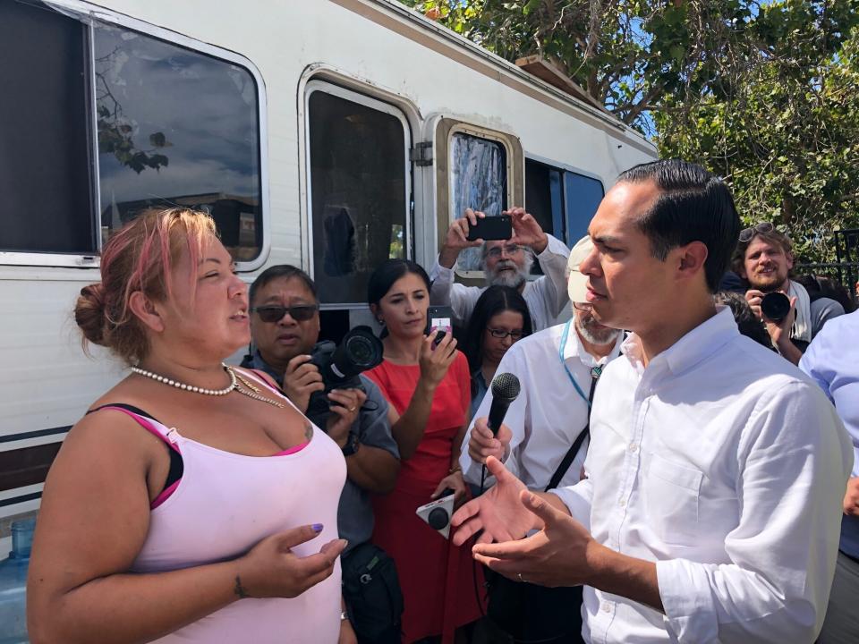 Juli&aacute;n Castro speaks with Maria Fuentes, a homeless resident at an encampment in Oakland. (Photo: Sarah Ruiz-Grossman/HuffPost)