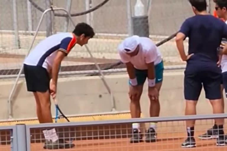 Una imagen que se hizo viral hace unos días: Nadal, dolorido en una de los entrenamientos en Mallorca, antes de decidir su baja de París