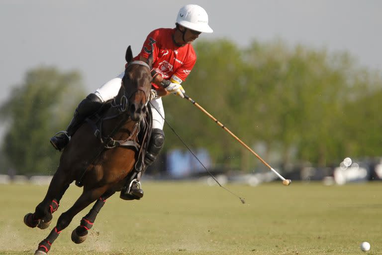 Pablo Mac Donough aún no valida sus 10 goles de handicap, pero empieza a manejar los hilos de La Irenita, que se recupera en el Abierto de Hurlingham.