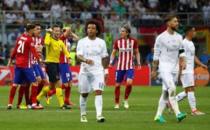 Soccer Football - Atletico Madrid v Real Madrid - UEFA Champions League Final - San Siro Stadium, Milan, Italy - 28/5/16 Atletico Madrid players surround referee Mark Clattenburg Reuters / Kai Pfaffenbach