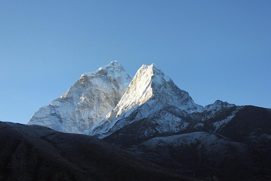 Ama Dablam: Ama Dablam is one of the most beautiful peaks to be seen throughout the trek. The view from Dingboche is the back view of the peak but even that is magnificent! Most trekkers stop to acclimatize on the route and Namche and Dingboche are popular stops.