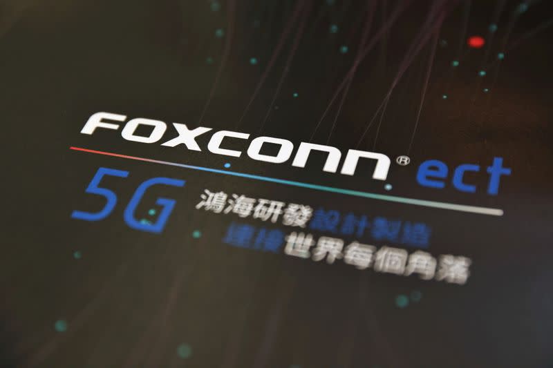 FOTO DE ARCHIVO: Un cartel con un logotipo de Foxconn se ve en la Conferencia Global de Comunicaciones del IEEE en Taipéi. Taiwán