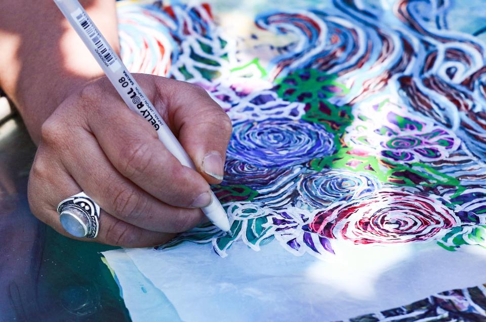 Esta mujer convierte la basura en arte para concienciar sobre los plásticos