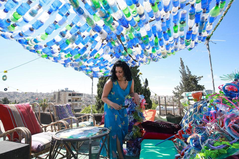 Esta mujer convierte la basura en arte para concienciar sobre los plásticos