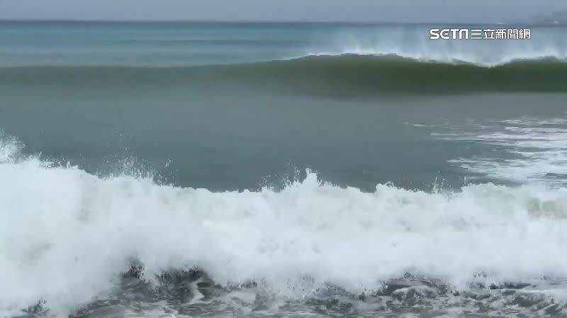 恆春海邊出現長浪。