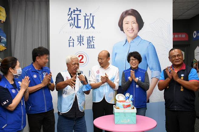 前高雄市長韓國瑜今天到台東為饒慶鈴助選，適逢饒53歲生日。（莊哲權攝）