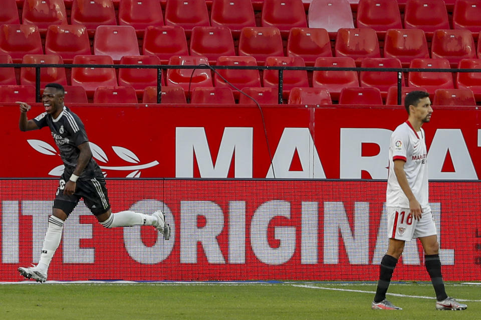 Vinicius Junior del Real Madrid festeja su gol contra Sevilla en el estadio Ranón Sánchez Pisjuan, Sevilla, España, sábado 5 de diciembre de 2020. Real Madrid ganó 1-0. (AP Foto/Ángel Fernández)