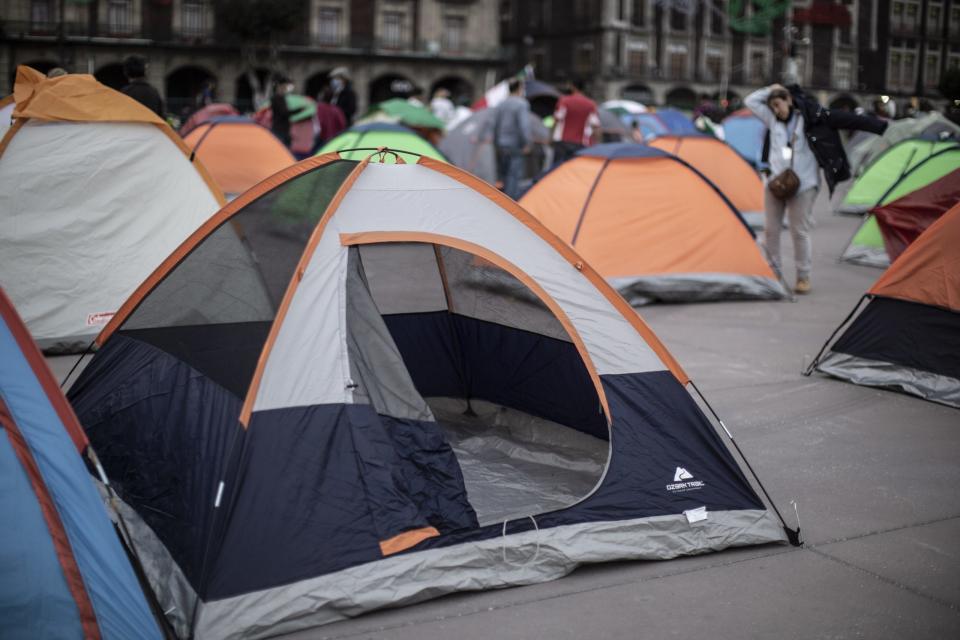 Aspectos del campamento instalado en el Zócalo de la capital mexicana por un grupo que pide la renuncia del presidente Andrés Manuel López Obrador (Frente Nacional Anti-AMLO, FRENAAA).  |   Foto: Carlo Echegoyen / Animal Político 