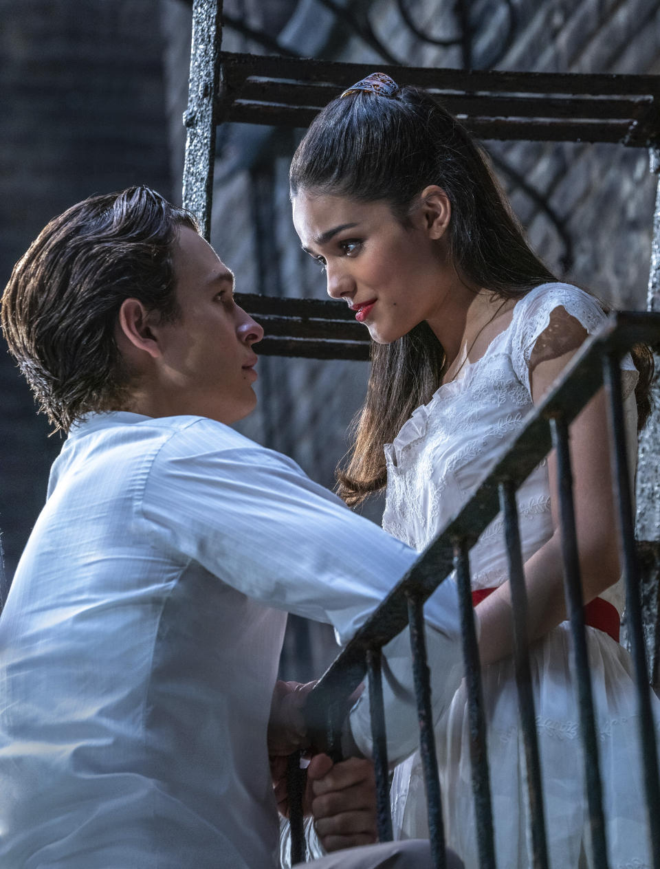 En esta imagen difundida por 20th Century Studios, Ansel Elgort como Tony, izquierda, y Rachel Zegler como María en una escena de "West Side Story". Zegler fue nombrada mejor actriz del año por la Junta Nacional de Reseñistas. (Niko Tavernise/20th Century Studios vía AP)