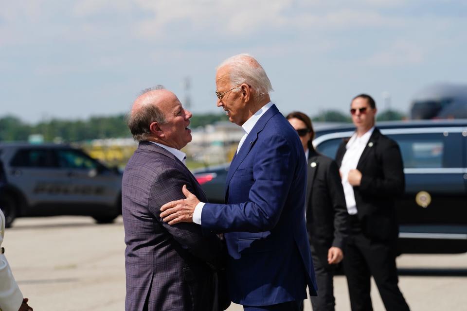 President Joe Biden wordt begroet door de met een Academy Award bekroonde acteur Octavia Spencer, burgemeester van Detroit Mike Duggan, minister van Buitenlandse Zaken van Michigan Jocelyn Benson en andere gasten bij aankomst bij Signature Flight Support op de luchthaven van Detroit Wayne County op vrijdag 12 juli 2024.