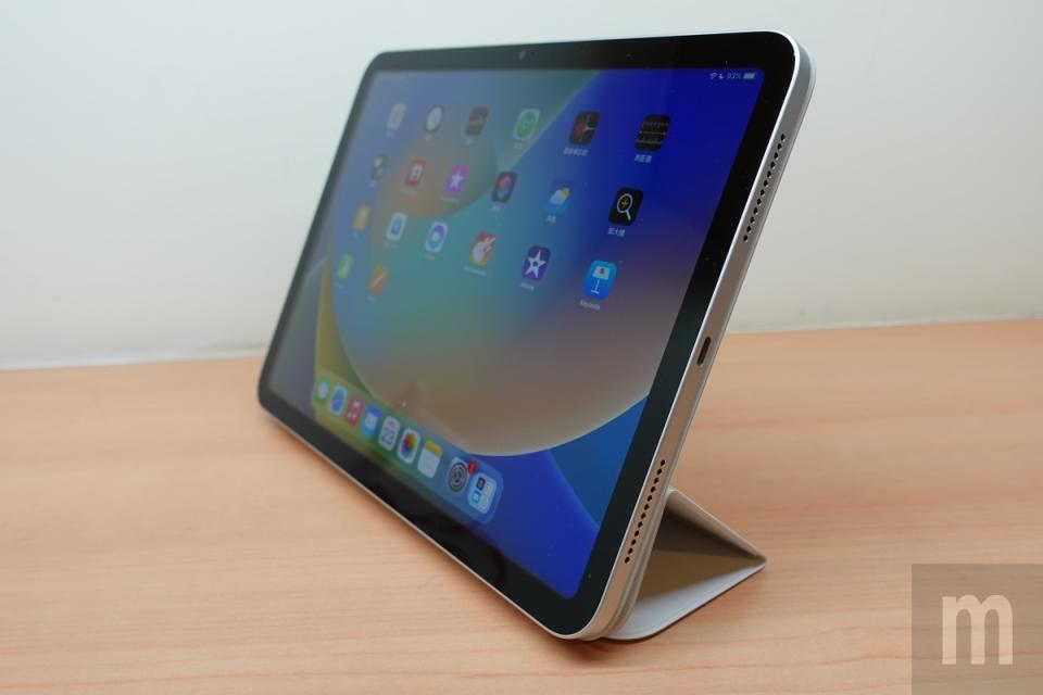 ▲聰穎雙面夾使用模式與對應iPad Air版本完全相同，同樣是透過磁吸方式固定在機身背面，並且可將螢幕蓋折合變成立架使用