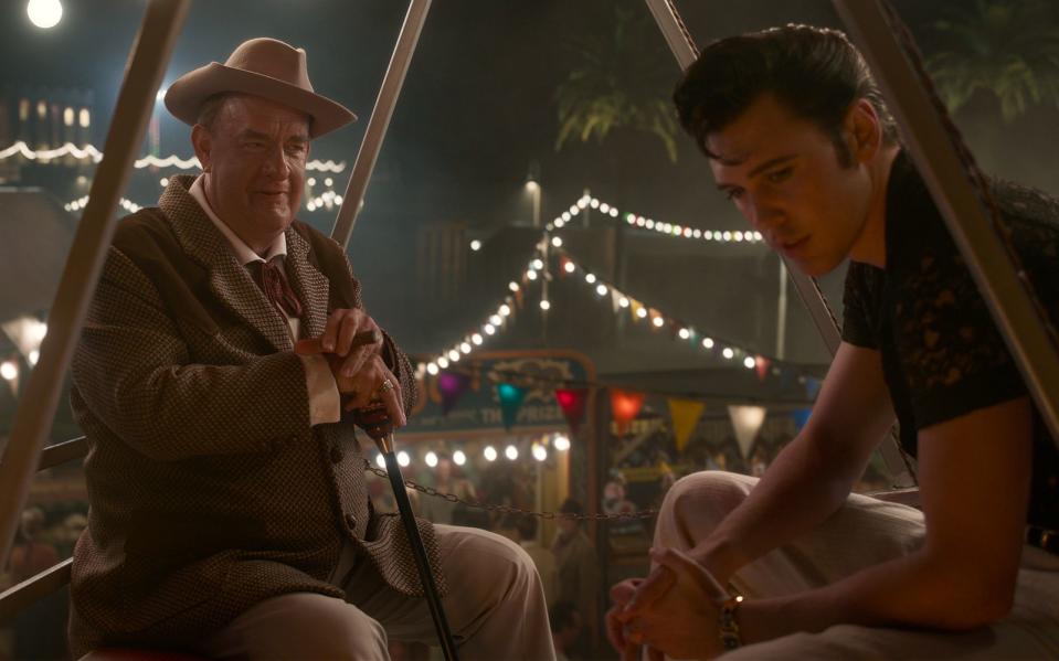 Zwei Männer mit großen Plänen: Colonel Tom Parker (Tom Hanks, links) will Elvis (Austin Butler) zu einem Star machen. (Bild: 2022 Warner Bros. Entertainment)