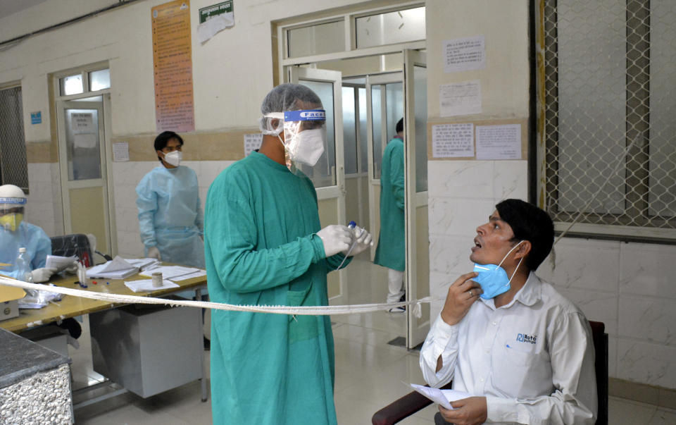 Muchas personas no pueden acceder a la sanidad en la India como consecuencia del coronavirus. (Photo by Sakib Ali/Hindustan Times via Getty Images)