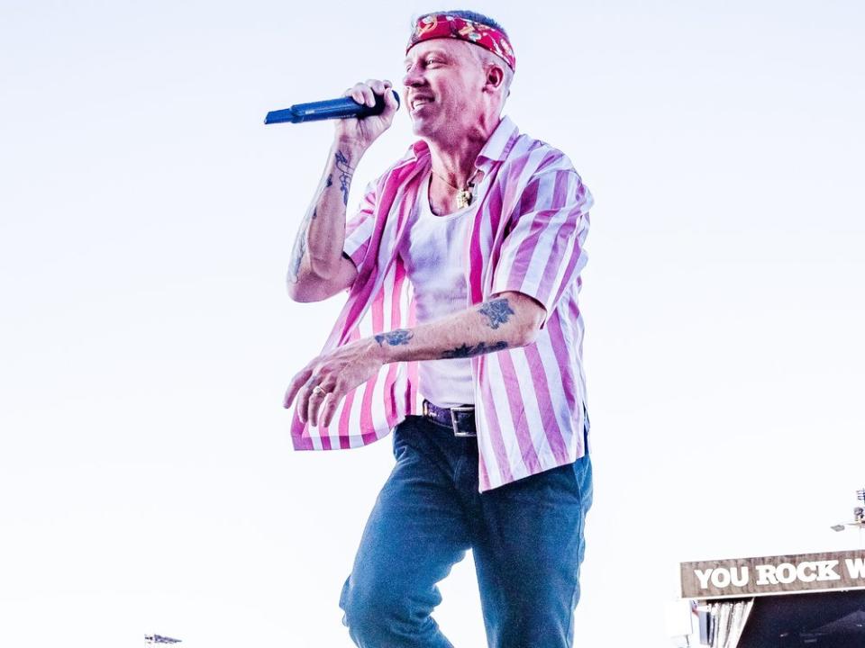 Macklemore, hier während eines Auftritts im Jahr 2019, ist wieder Papa geworden. (Bild: Ben Houdijk/Shutterstock.com)