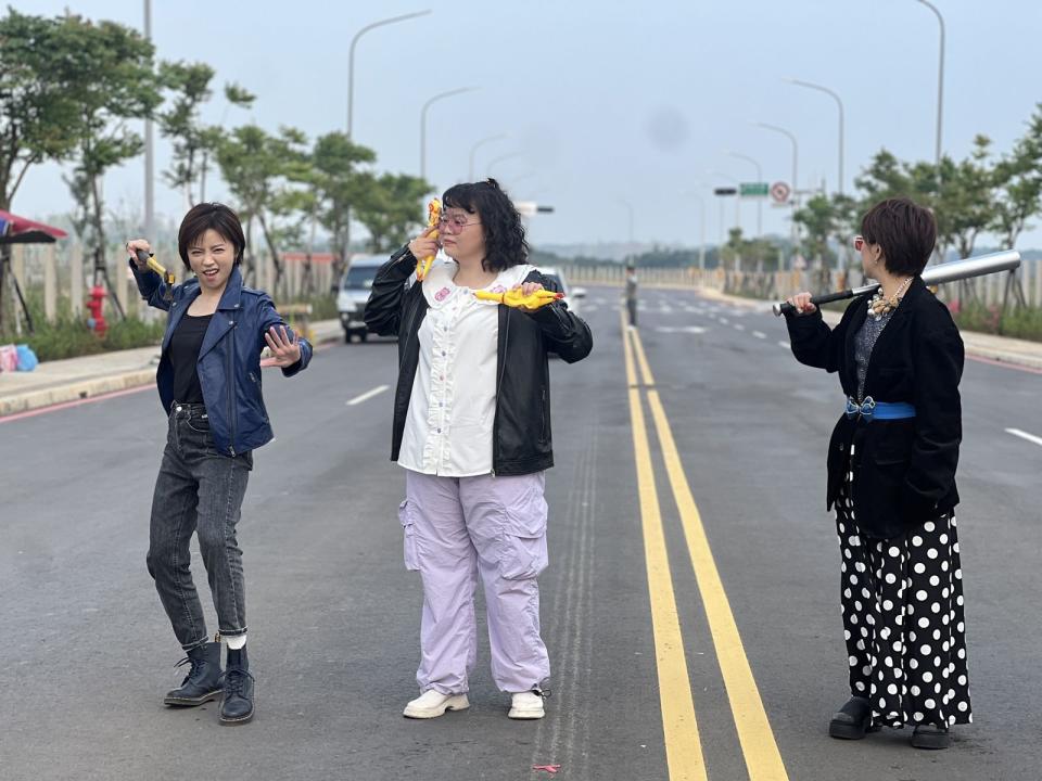 錦雯（右）在地震當下一度呆站馬路中。（民視提供）