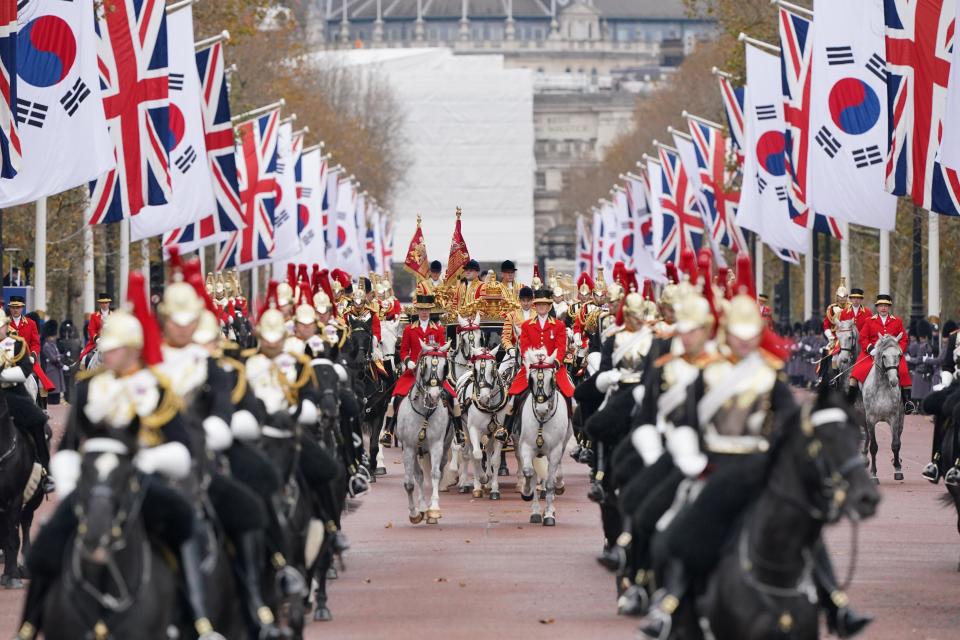 現場掛滿英國與南韓的國旗。（翻攝X @RoyalFamily）