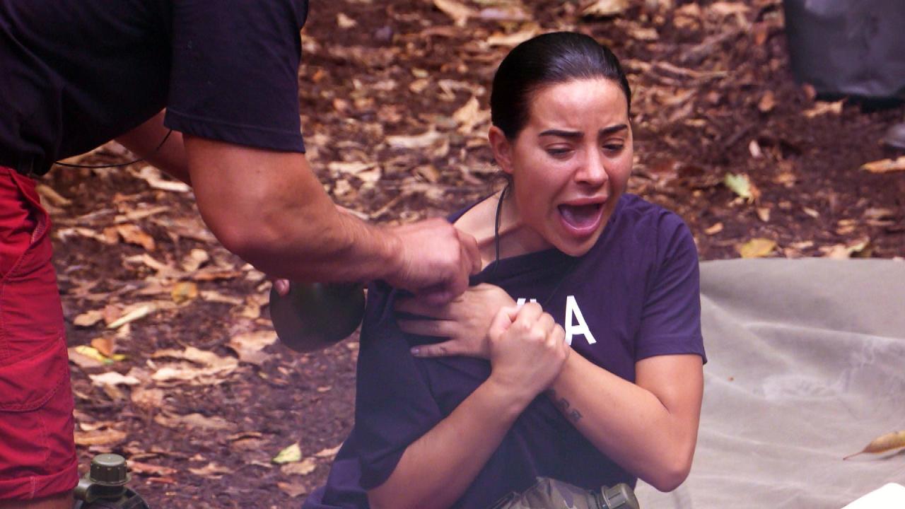 Leyla schreit, weil sie ein Krabbeltier attackiert (Bild: RTL)