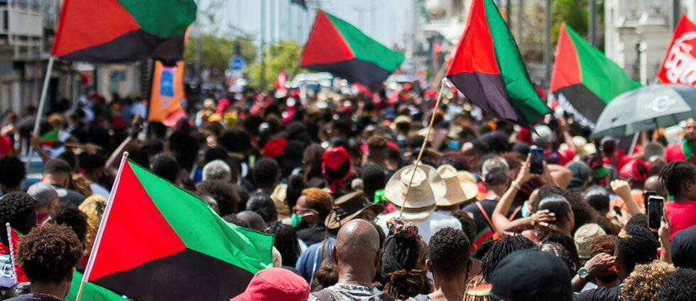 Plusieurs milliers de personnes manifestent à Fort-de-France, en Martinique, le 27 février 2021 contre la menace de prescription dans le dossier judiciaire du chlordécone, un insecticide accusé d'avoir empoisonné l'île des Antilles. 
 
