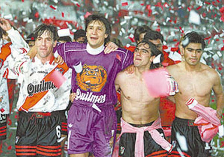 Berizzo, Burgos, Sorin y Escudero durante el festejo del tricampeonato 96/97; ahora, el que no está stand-by tiene un pie afuera 