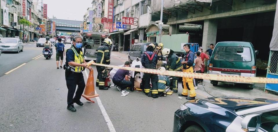 高市鼎中路建築工地貼磁磚工人，不明原因從六樓摔下，並砸中一輛轎車失去意識。（記者蔣謙正翻攝）