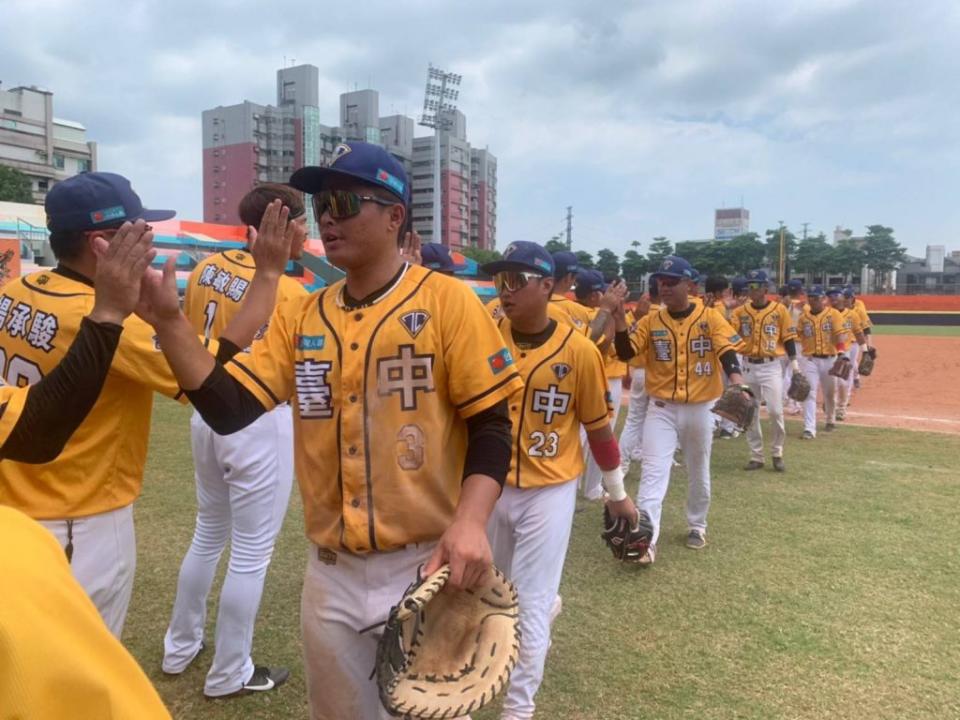 首屆城市棒球對抗賽經過八天循環賽後取得三連勝，確定晉級冠軍戰。（記者徐義雄攝）