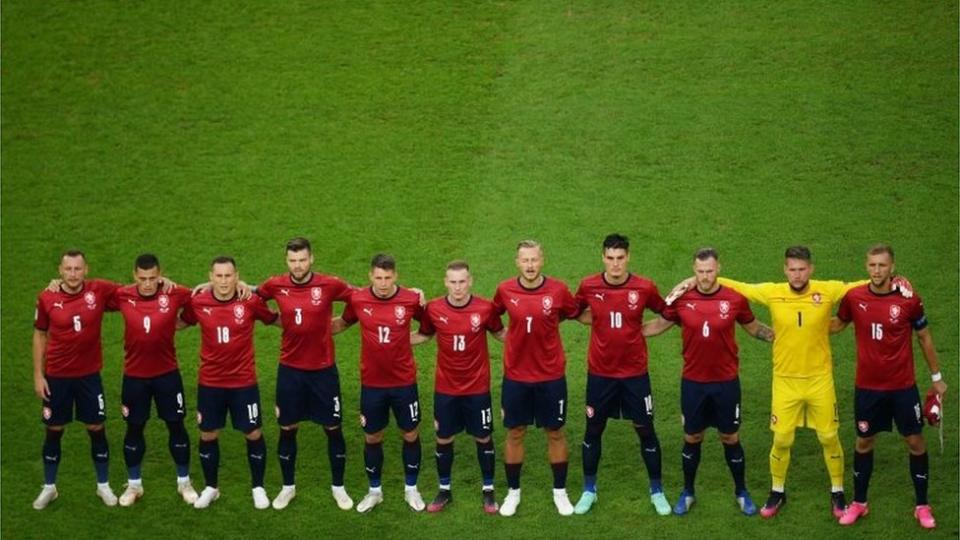 Los seleccionados daneses cantan su himno