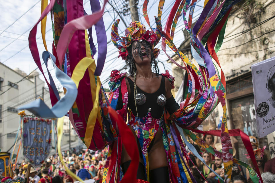 Raquel Potí actúa sobre zancos durante la fiesta callejera "Cielo en la Tierra" previa al Carnaval en Río de Janeiro, Brasil, el sábado 3 de febrero de 2024. A casi tres metros de altura, Potí camina sobre sus zancos de madera ataviada en elaborados disfraces. Algunos medios han empezado a llamarla musa del Carnaval de Río. (AP Foto/Bruna Prado)