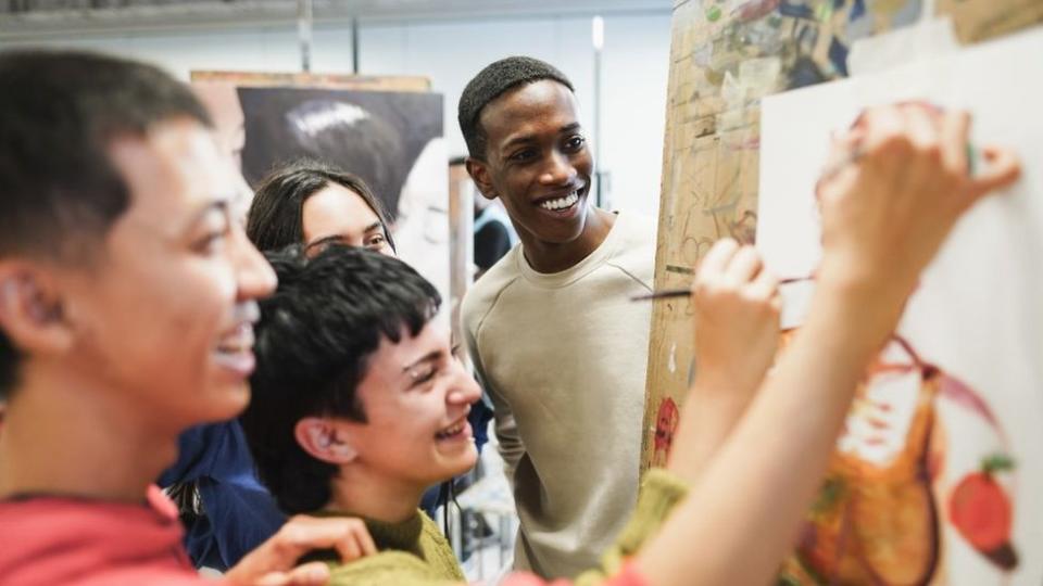 Jovenes en una clase de arte