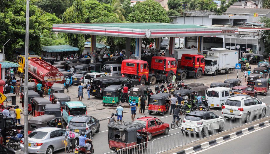 斯里蘭卡經濟急遽滑落，新任總理坦承國內石油存量僅剩1天，首都可倫坡街頭出現搶油車輛、人潮。   圖：翻攝Nga Kor Ming推特