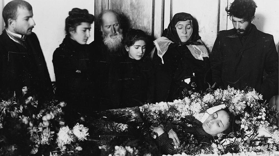 Funeral de Kat&#xf3;, con Stalin a la derecha.