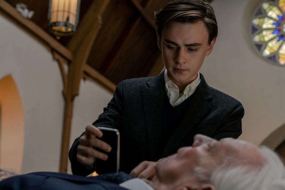 Craig (Jaeden Martell) betrauert den Verlust eines wichtigen Wegbegleiters (Donald Sutherland). (Bild: Nicole Rivelli / Netflix)