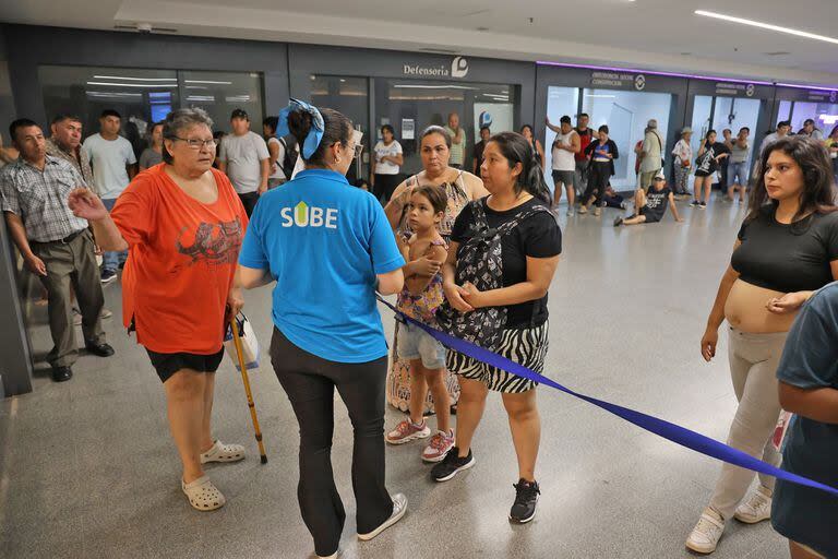 Ante la caída del sistema online, los pasajeros hicieron largas filas en Constitución para registrar la SUBE