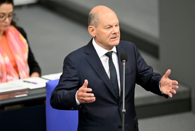 Bundeskanzler Scholz hat eine "Garantie" abgegeben, dass Deutschland nicht zur Partei im Krieg Russlands gegen die Ukraine wird. "Ja, ich gebe diese Garantie - Dafür stehe ich als Kanzler", sagte er am Mittwoch in der Regierungsbefragung im Bundestag. (RALF HIRSCHBERGER)