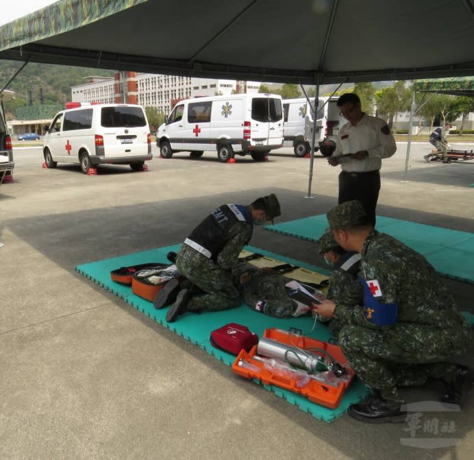 第四作戰區28日於泰山營區辦理「106年緊急救護員技能競賽」，官兵們利用測考時機，發揮急救要領，務實展現救護人員專業技術。（陸軍8軍團提供）