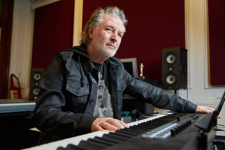 Miguel Mateos, en su estudio, en el barrio porteño de Liniers